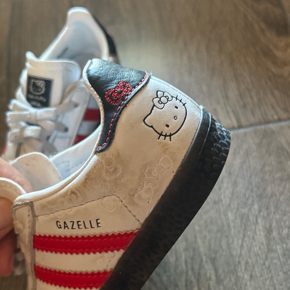 Adidas HELLO Kitty 50th Anniversary - Picture 4 of 13